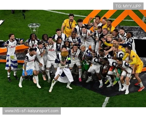 曼联击败热刺,球队争夺季末奖项激烈 曼联击败热刺,球队争夺季末奖项激烈